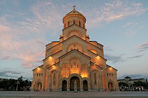 Archivo:Sameba Cathedral, Holy Trinity Cathedral, Dusk, Tbilisi, Georgia