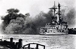 Archivo:Schleswig Holstein firing Gdynia 13.09.1939