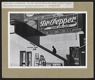 Archivo:Segregated cinema entrance