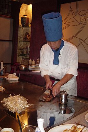 Archivo:Teppanyaki chef cooking at a hibachi in a Japanese Steakhouse