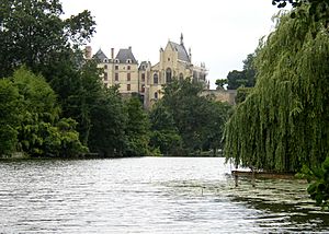 Archivo:Thouars Château vu du Thouet