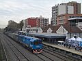 Tren de cargas, a su paso por la estación Caseros del Ferrocarril San Martín