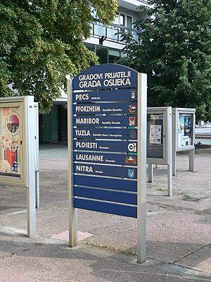 Archivo:Twin towns sign, Osijek