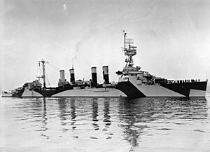 Archivo:USS Raleigh (CL-7) off the Puget Sound Naval Shipyard on 25 May 1944 (19-N-65901)