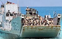 Archivo:US Navy 091012-M-8752R-096 Marines and Sailors conduct an amphibious landing demonstration at Egyptian beaches near Alexandria