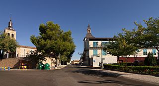 Ugena, Iglesia y Ayuntamiento.jpg