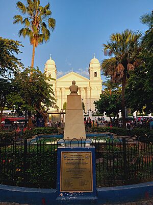 Archivo:Vista de la Catedral de Sonsonate en atardecer ✝️