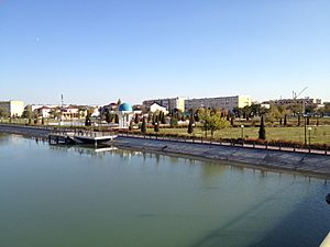 Archivo:Waterfront of Shavat canal in Urganch