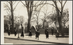 Archivo:1917 Maryland Suffragettes picket White House