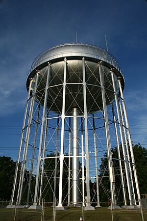 Archivo:2008-08-22 Water tower in Burlington 2