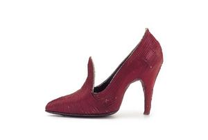Archivo:805-Z zapato tacón aguja rojo plisados cosidos