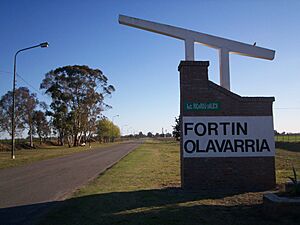 Archivo:Acceso a Fortín Olavarría (partido de Rivadavia) por la Ruta Nacional 33