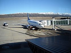 Archivo:Aerolineas Argentinas B737-500 at Bariloche Airport