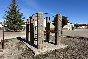 Archivo:Aldeanueva de la Sierra, potro de herrar