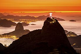 Archivo:Amanhecer no Rio