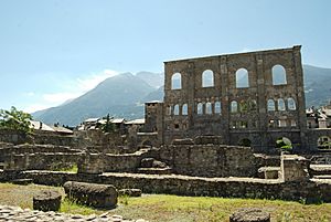 Archivo:Aosta teatro romano