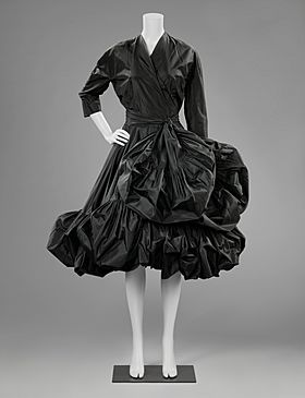 Archivo:BK-1986-58 - Cocktail gown (1951) probably designed by Cristóbal Balenciaga