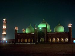 Archivo:Badshahi Masjid at night on July 20 2005