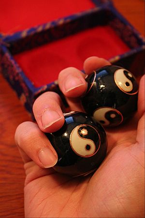 Archivo:Baoding Balls in Use