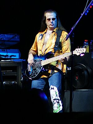Archivo:Bob Birch at Elton John Concert Wiesbaden