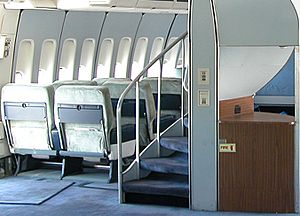 Archivo:Boeing 747 spiral staircase