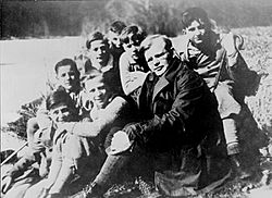 Archivo:Bundesarchiv Bild 183-R0211-316, Dietrich Bonhoeffer mit Schülern