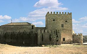 Archivo:Castillo Iglesia