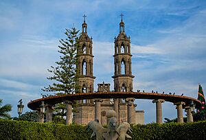 Archivo:Catedral de Tepic (Nuestra Señora de la Asunción) vista plaza