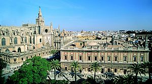Archivo:Cathedral and Archivo de Indias - Seville