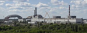 Archivo:Chernobyl NPP Site Panorama with NSC Construction - June 2013