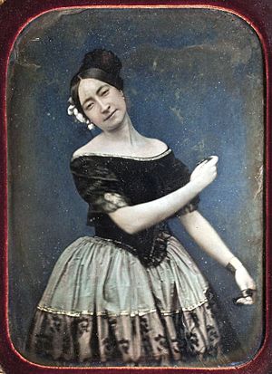 Archivo:Daguerrotipo de una bailarina de la escuela bolera, hacia 1850, SB-0001 P