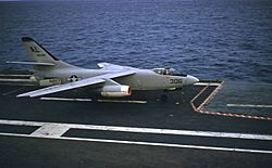 Archivo:Douglas A3D-1 Skywarrior of VAH-3 landing aboard USS Franklin D. Roosevelt (CVA-42), circa in 1957