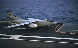 Archivo:Douglas A3D-1 Skywarrior of VAH-3 landing aboard USS Franklin D. Roosevelt (CVA-42), circa in 1957