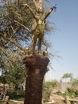 ESTATUA DE LA BRUJA DE CACHICHE.jpg