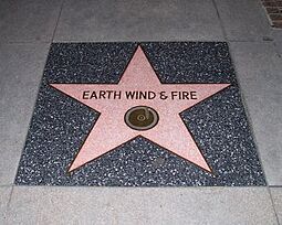 Archivo:Earth Wind and Fire Walk of Fame 4-20-06