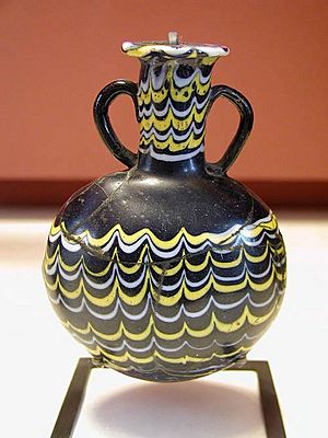 Archivo:Egyptian glass jar