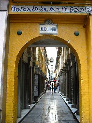 Archivo:Entrada a la alcaicería de Granada