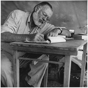Archivo:Ernest Hemingway Writing at Campsite in Kenya - NARA - 192655