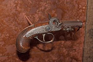 Archivo:Gun used to assassinate Abraham Lincoln on display at Ford's Theatre, Washington, D.C