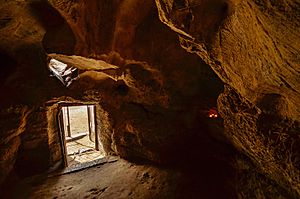 Archivo:Interior de la Cueva de San Genadio