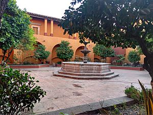 Archivo:Jardín en Templo y exconvento de San Agustín de Querétaro2