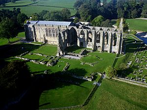 Archivo:Kite aerial photo of Bolton Abbey