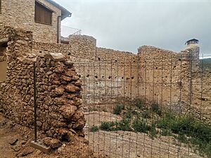 Archivo:Lo que resta de la muralla del castillo calatravo