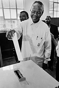 Archivo:Mandela voting in 1994