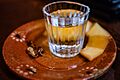 Mezcal de la Sierra Norte de Puebla servido con melón y chapulines