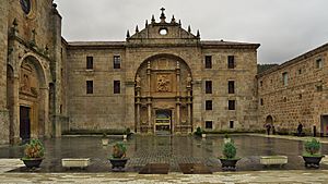 Archivo:Monasterio de San Millán de Yuso. Plaza de entrada