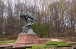 Archivo:Monumento a Fryderyk Chopin, Parque Łazienki, Varsovia, Polonia3