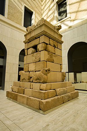 Archivo:Museo Arqueológico Nacional - 1999-76-A - Monumento de Pozo Moro