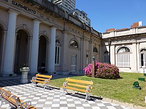 Archivo:Museo Histórico Sarmiento - Patio exterior