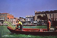 Nicolás García Uriburu coloreando el Gran Canal de Venecia - 1968.jpg